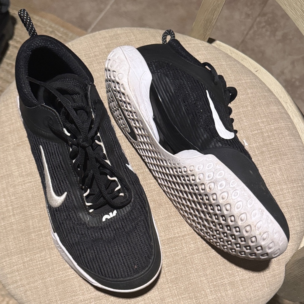 Nike Men's Black and White Athletic Shoes